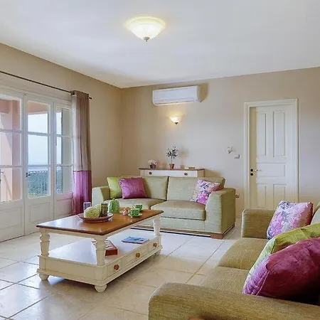 Sleeps 6 Pool Air Con Wifi Antipata