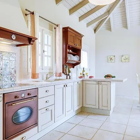 Sleeps 6 Pool Air Con Wifi * Antipata